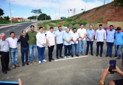 O prefeito de Teresina, Silvio Mendes, inaugurou nesta segunda-feira (23) a alça de ligação entre a Ponte Wall Ferraz e a Via Sul.