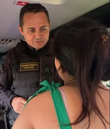 Mulher investigada por homicídio é presa durante abordagem a ônibus na BR-343