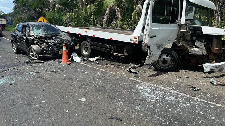 Caminhão-reboque colide com carro na BR-316 e causa congestionamento no Piauí