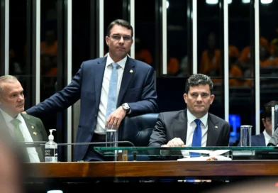 Moro vai se filiar ao PL e sela aproximação com Flávio Bolsonaro no Paraná