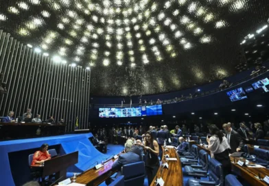 Projeto que equipara misoginia ao racismo avança no Congresso e gera críticas por subjetividade