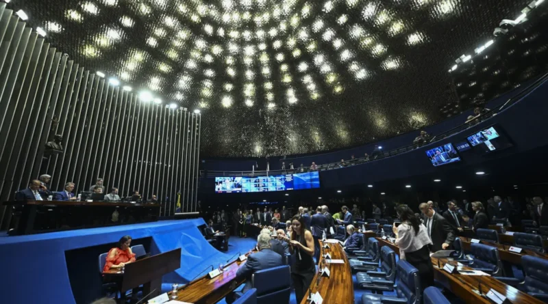 Projeto que equipara misoginia ao racismo avança no Congresso e gera críticas por subjetividade