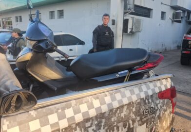 Pai vai defender filho abordado pela PM e acaba preso com moto roubada no Dirceu