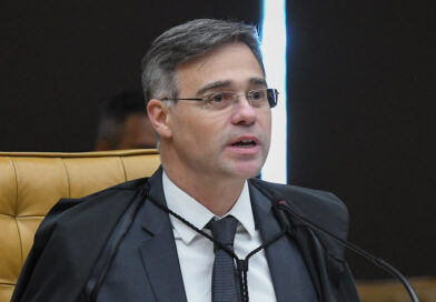 Ministro André Mendonça alerta para risco de propaganda eleitoral em homenagem durante o Carnaval