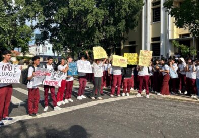 Alunos e professores do Liceu Piauiense voltam às ruas e realizam nova manifestação em Teresina