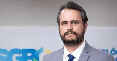 Delegad que investigou facada em Bolsonaro é alvo de operação por corrupção e lavagem de dinheiro