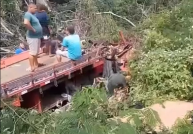 CAMINHÃO DESPENCA EM RIBANCEIRA E MATA EX-JOGADOR E MOTORISTA EM DOM EXPEDITO LOPES