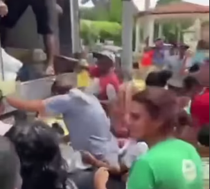 Multidão disputando peixes no chão expõe cenário de vulnerabilidade e gera indignação