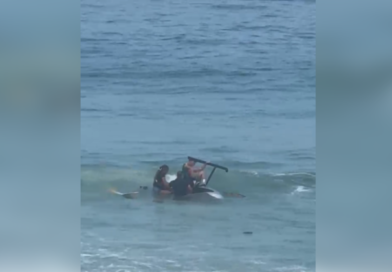 Helicóptero cai na Barra da Tijuca e três pessoas são resgatadas com vida
