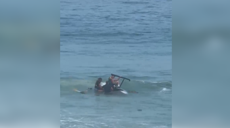 Helicóptero cai na Barra da Tijuca e três pessoas são resgatadas com vida