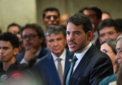JORGE MESSIAS DIZ QUE SAI COM “DEVER CUMPRIDO” APÓS REJEIÇÃO AO STF