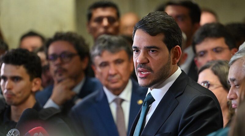 JORGE MESSIAS DIZ QUE SAI COM “DEVER CUMPRIDO” APÓS REJEIÇÃO AO STF