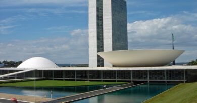 Vazamentos e disputas ampliam tensão política e expõem racha entre grupos de poder