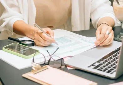 Endividamento das famílias atinge nível recorde no Brasil, aponta CNC