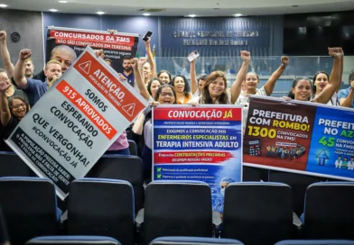 Enfermeiros aprovados em concurso fazem protesto e pressionam prefeitura por nomeações em Teresina