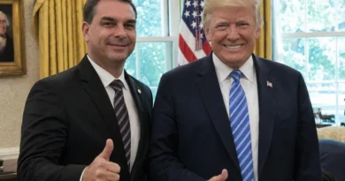 Flávio Bolsonaro se reúne com Donald Trump na Casa Branca e recebe medalha comemorativa