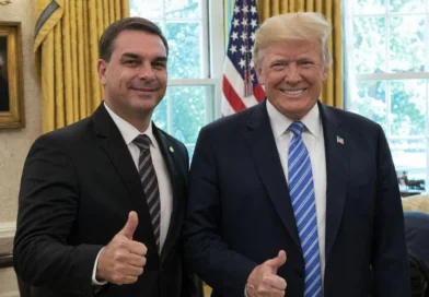 Flávio Bolsonaro se reúne com Donald Trump na Casa Branca e recebe medalha comemorativa