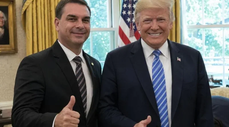Flávio Bolsonaro se reúne com Donald Trump na Casa Branca e recebe medalha comemorativa