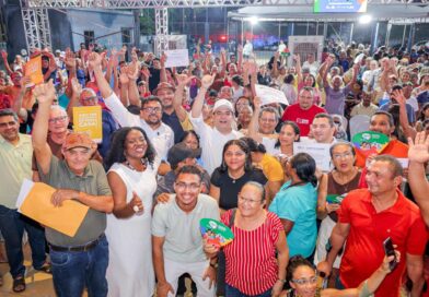 Rafael Fonteles entrega 894 registros na zona norte de Teresina pelo Casa Legal