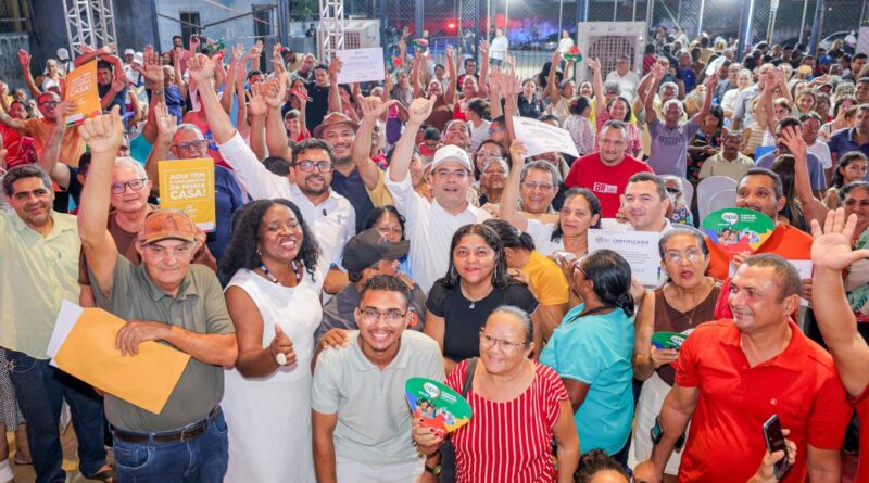 Rafael Fonteles entrega 894 registros na zona norte de Teresina pelo Casa Legal