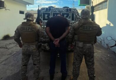 SUSPEITO É PRESO PELO BEPI COM ARMA E MUNIÇÕES NO BAIRRO MARQUES DE PARANAGUÁ