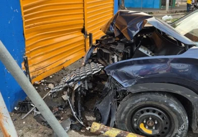 Idosa perde controle de carro e atinge fachada de loja na zona sul de Teresina