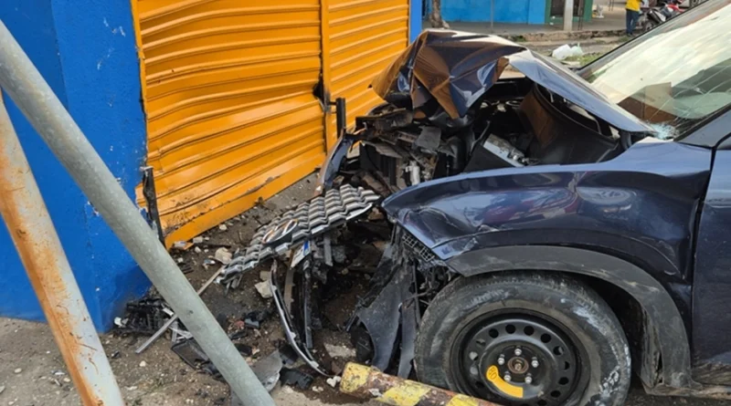 Idosa perde controle de carro e atinge fachada de loja na zona sul de Teresina