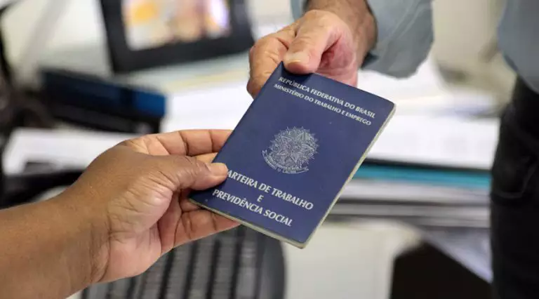 Beneficiários do Bolsa Família lideram ocupação de empregos formais em 2026, aponta Caged