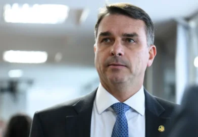 Flávio Bolsonaro defende investimento em tecnologia e critica gastos públicos em fala sobre o país
