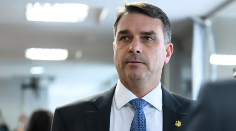 Flávio Bolsonaro defende investimento em tecnologia e critica gastos públicos em fala sobre o país