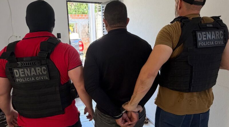 DENARC PRENDE TRÊS PESSOAS E APREENDE DROGAS, HILUX E MAIS DE 100 GALÕES DE GASOLINA