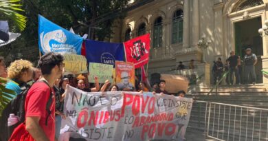 Protestos reúnem motoristas de aplicativo e estudantes na Prefeitura de Teresina