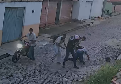 TRIO ARMADO ROUBA MOTO DE MOTORISTA DE APP E AGRIDE PASSAGEIRO NA VILA PALITOLÂNDIA