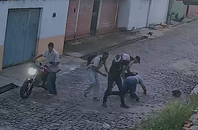 TRIO ARMADO ROUBA MOTO DE MOTORISTA DE APP E AGRIDE PASSAGEIRO NA VILA PALITOLÂNDIA