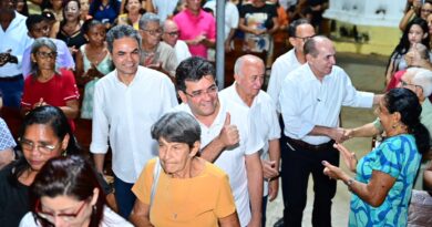 Rafael Fonteles participa dos festejos de São João Batista em São João do Piauí após agenda de obras