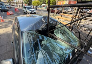 Carro colide com estrutura metálica na Avenida Marechal Castelo Branco e causa lentidão no trânsito em Teresina