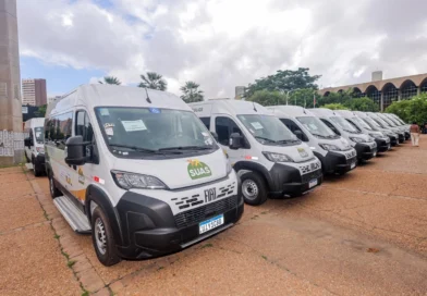 Wellington Dias entrega vans, caminhonetes e tratores para municípios do Piauí
