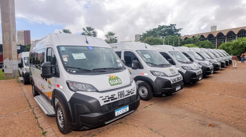 Wellington Dias entrega vans, caminhonetes e tratores para municípios do Piauí