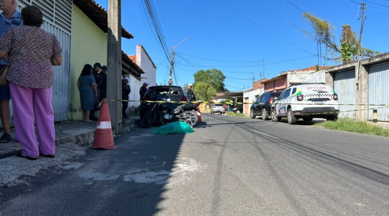 Porteiro morre após passar mal e colidir motocicleta contra carro estacionado em Teresina