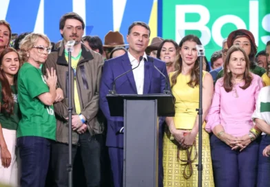 Flávio Bolsonaro oficializa candidatura à Presidência e promete manter legado do pai