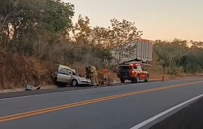 Motorista morre após colisão frontal entre carro e caminhão na BR-343, em Amarante