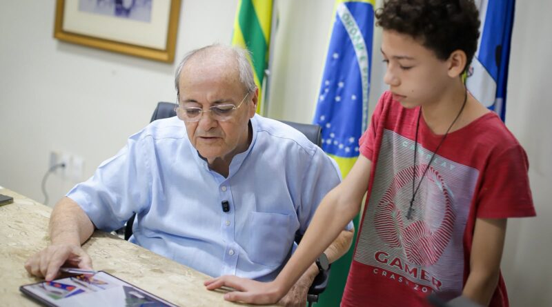 Silvio Mendes anuncia construção de pista de skate em praça do Promorar após pedido de adolescente
