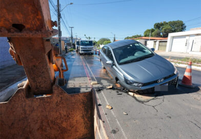 Carro fica preso em cratera aberta por vazamento de água na zona Sul de Teresina