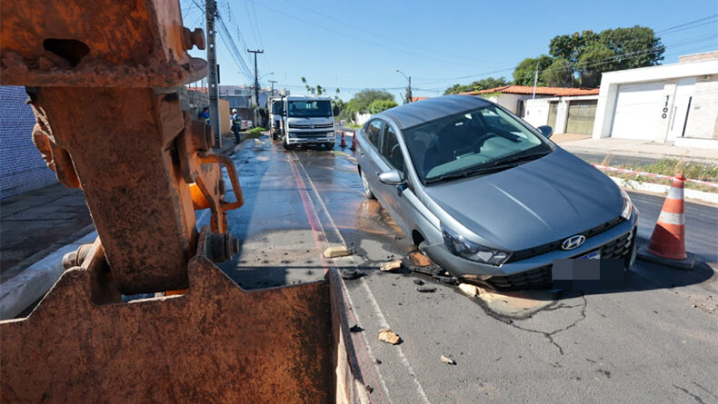 Carro fica preso em cratera aberta por vazamento de água na zona Sul de Teresina