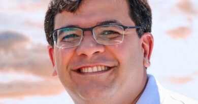 Rafael Fonteles consumindo cachaça durante agenda oficial gera repercussão nas redes sociais