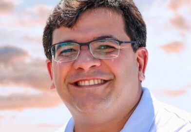 Rafael Fonteles consumindo cachaça durante agenda oficial gera repercussão nas redes sociais