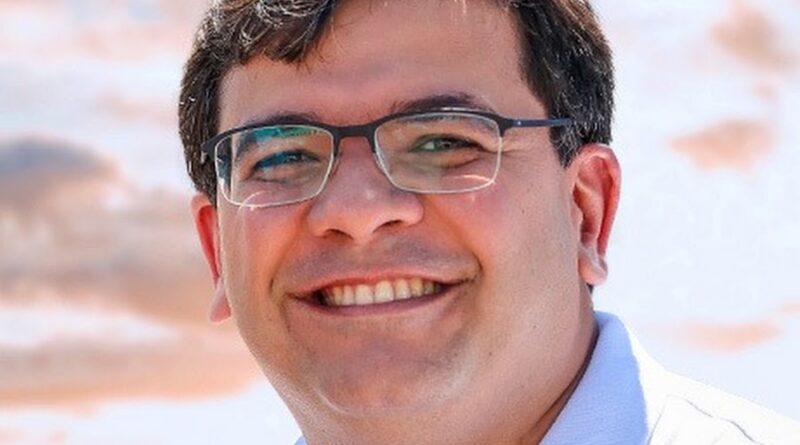 Rafael Fonteles consumindo cachaça durante agenda oficial gera repercussão nas redes sociais