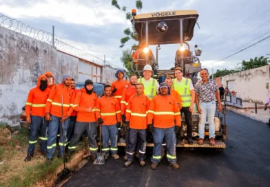 Rafael Fonteles vistoria obras do Programa Mais Asfalto no bairro Vermelha, em Teresina