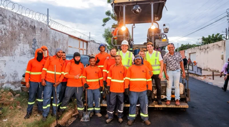 Rafael Fonteles vistoria obras do Programa Mais Asfalto no bairro Vermelha, em Teresina