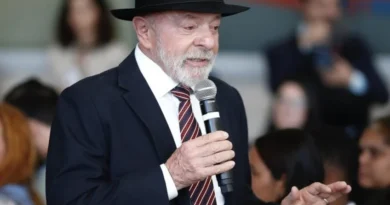 Lula sanciona lei que inclui educação política no currículo da educação básica e reacende debate sobre risco de doutrinação
